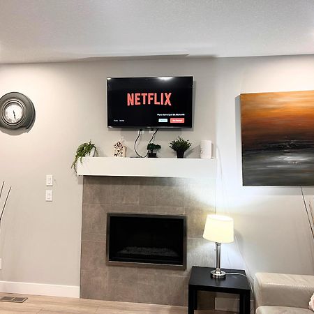 Flowealth Property Luxury Villa Near Lake Netflix Tv Wifi カルガリー エクステリア 写真
