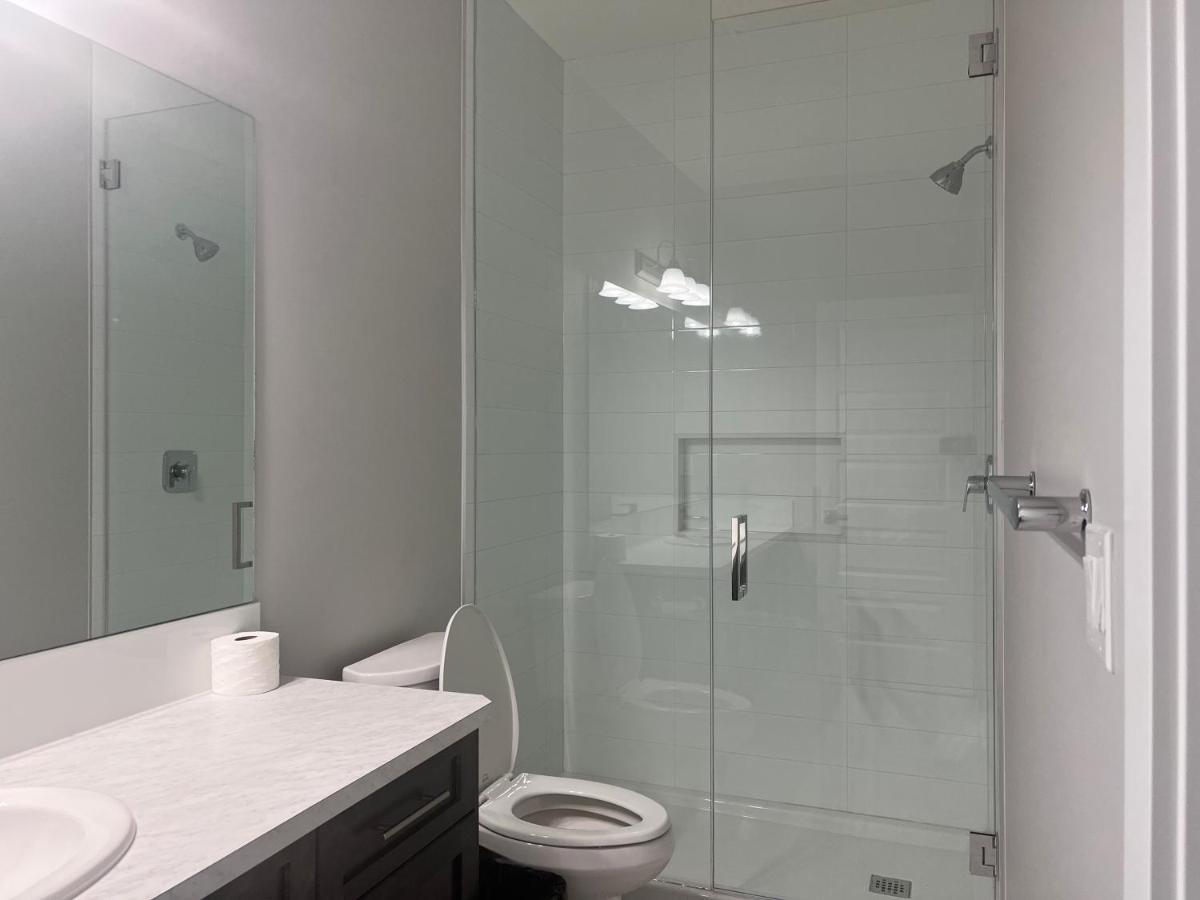 Flowealth Property Luxury Villa Near Lake Netflix Tv Wifi カルガリー エクステリア 写真