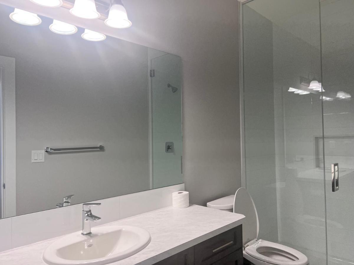 Flowealth Property Luxury Villa Near Lake Netflix Tv Wifi カルガリー エクステリア 写真