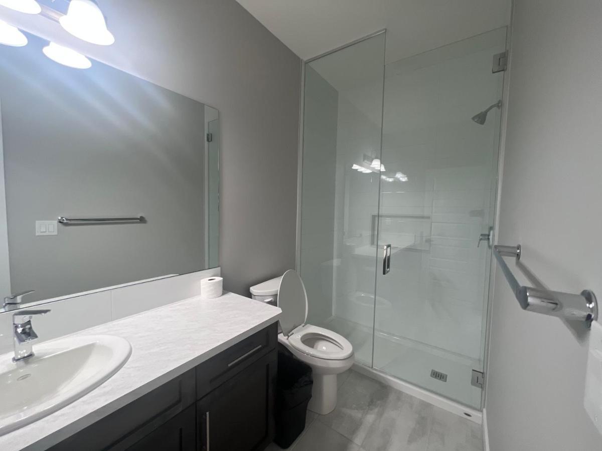 Flowealth Property Luxury Villa Near Lake Netflix Tv Wifi カルガリー エクステリア 写真