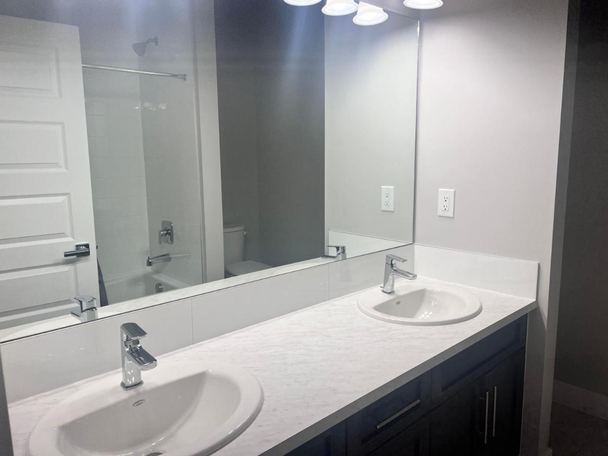 Flowealth Property Luxury Villa Near Lake Netflix Tv Wifi カルガリー エクステリア 写真
