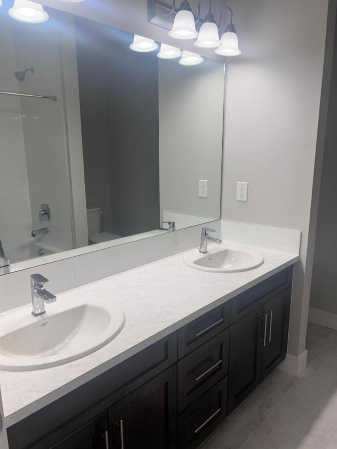 Flowealth Property Luxury Villa Near Lake Netflix Tv Wifi カルガリー エクステリア 写真