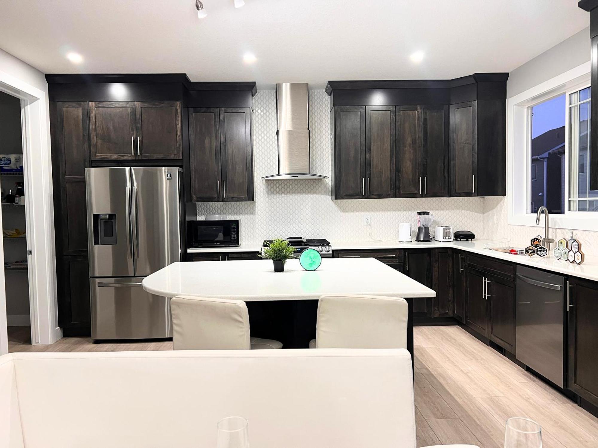 Flowealth Property Luxury Villa Near Lake Netflix Tv Wifi カルガリー エクステリア 写真