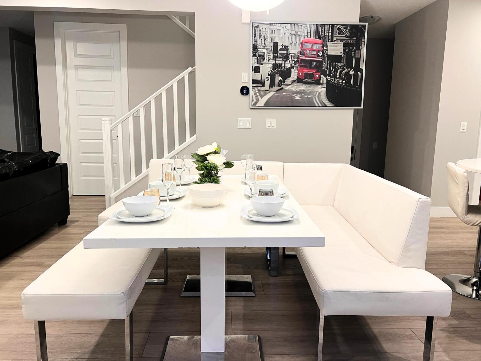Flowealth Property Luxury Villa Near Lake Netflix Tv Wifi カルガリー エクステリア 写真