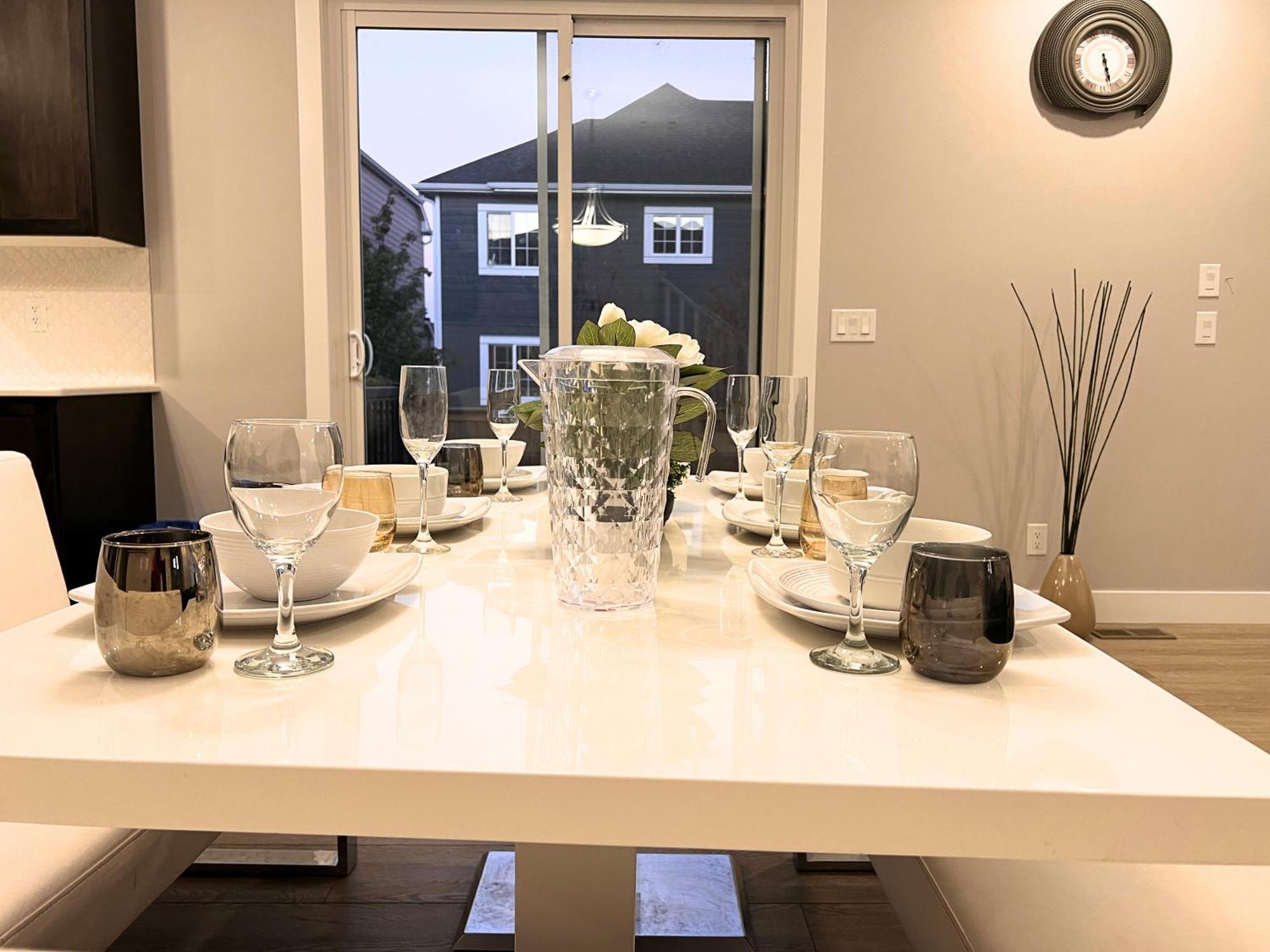 Flowealth Property Luxury Villa Near Lake Netflix Tv Wifi カルガリー エクステリア 写真