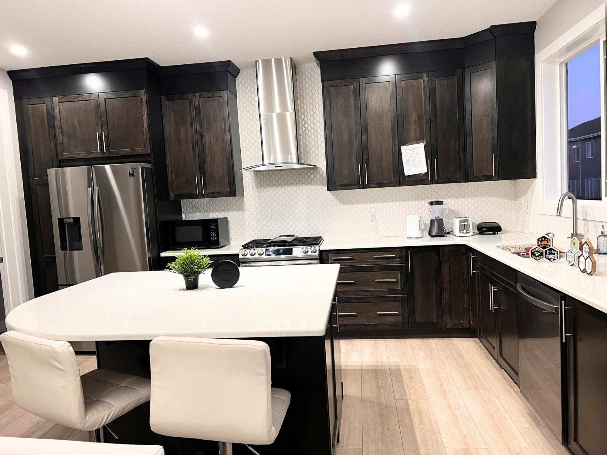 Flowealth Property Luxury Villa Near Lake Netflix Tv Wifi カルガリー エクステリア 写真