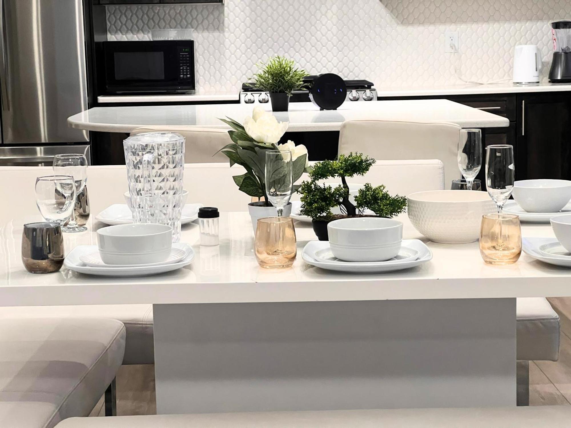 Flowealth Property Luxury Villa Near Lake Netflix Tv Wifi カルガリー エクステリア 写真