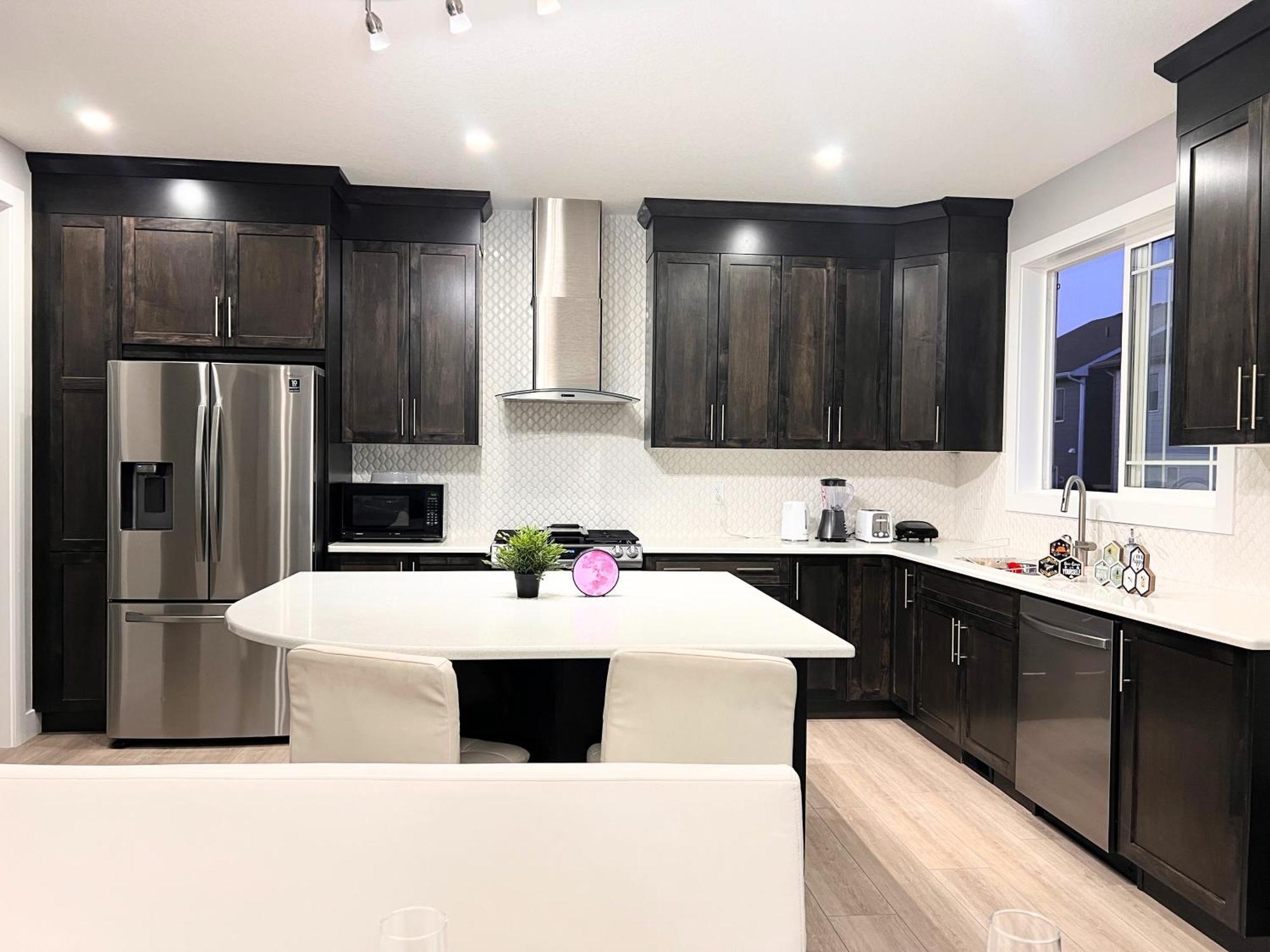 Flowealth Property Luxury Villa Near Lake Netflix Tv Wifi カルガリー エクステリア 写真