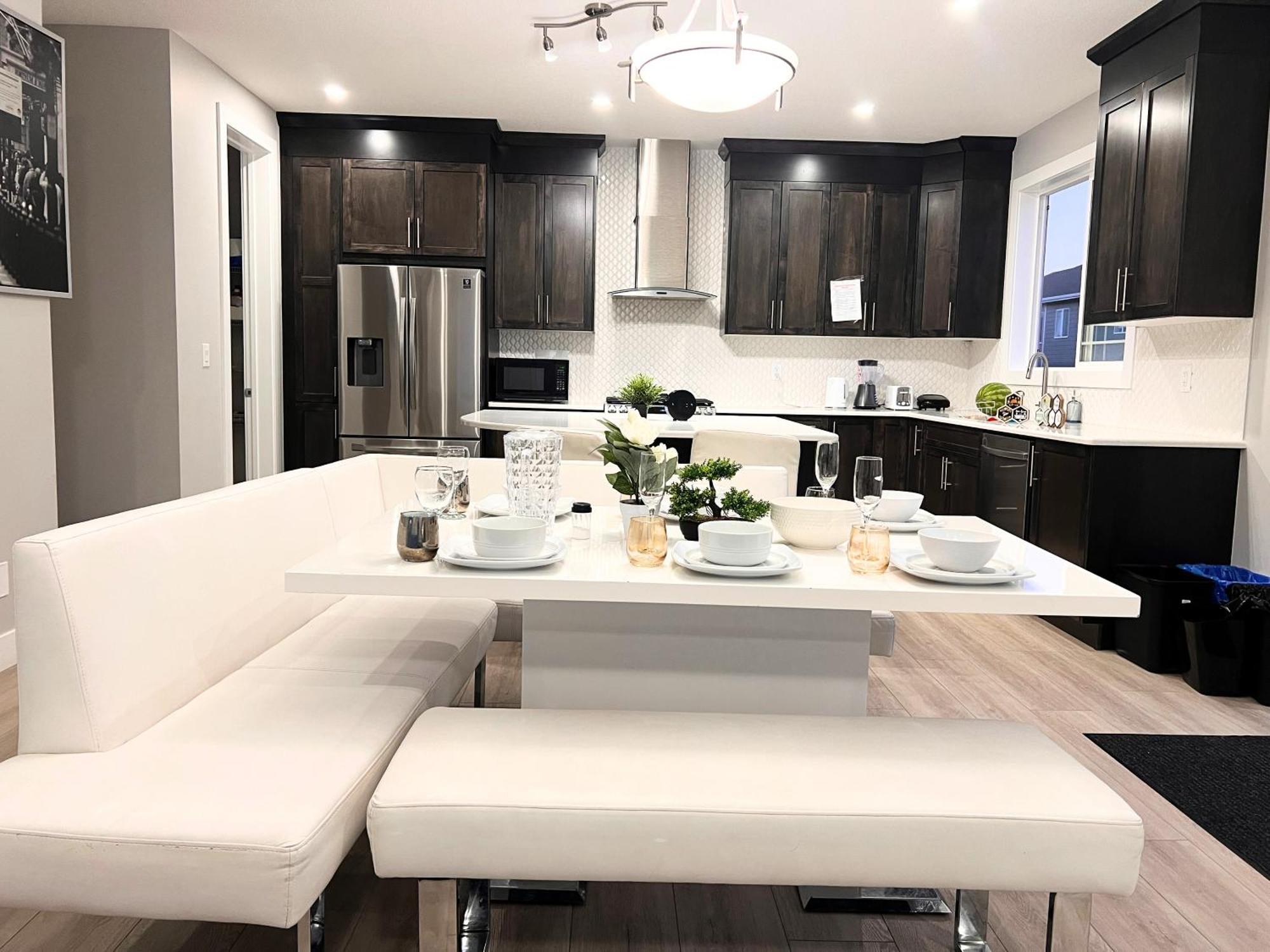 Flowealth Property Luxury Villa Near Lake Netflix Tv Wifi カルガリー エクステリア 写真
