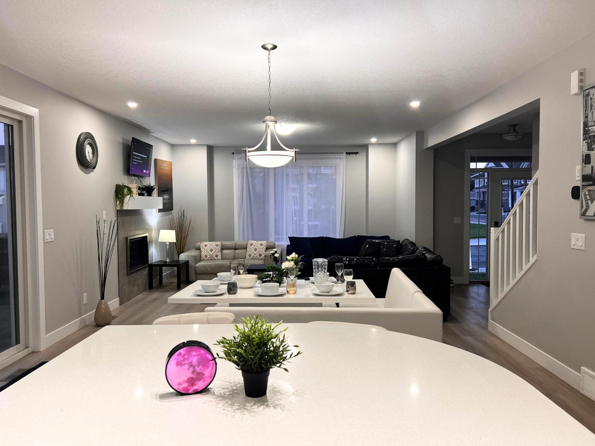 Flowealth Property Luxury Villa Near Lake Netflix Tv Wifi カルガリー エクステリア 写真