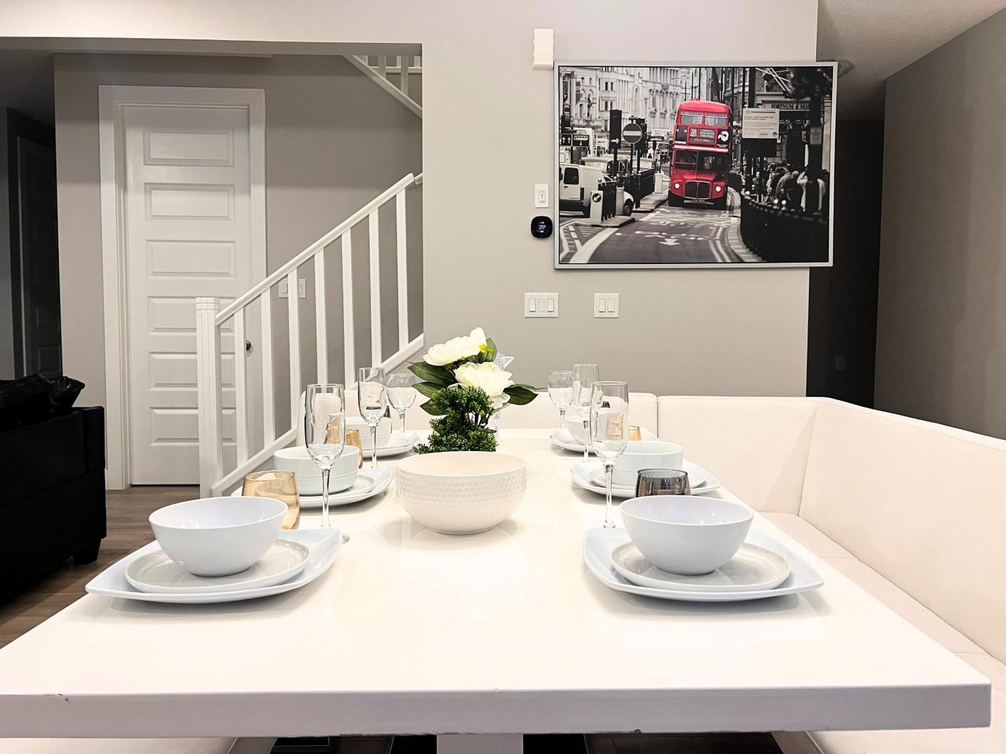 Flowealth Property Luxury Villa Near Lake Netflix Tv Wifi カルガリー エクステリア 写真