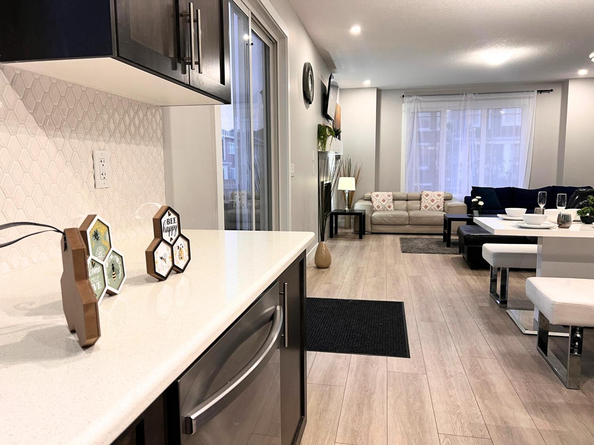 Flowealth Property Luxury Villa Near Lake Netflix Tv Wifi カルガリー エクステリア 写真